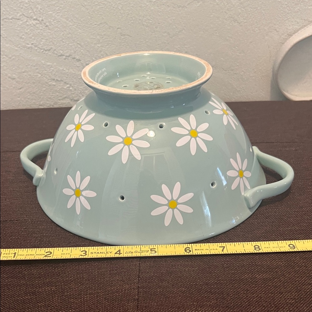 #1314** Collections Of Daisy Patterned Colander with Handles - Picture 4 of 11